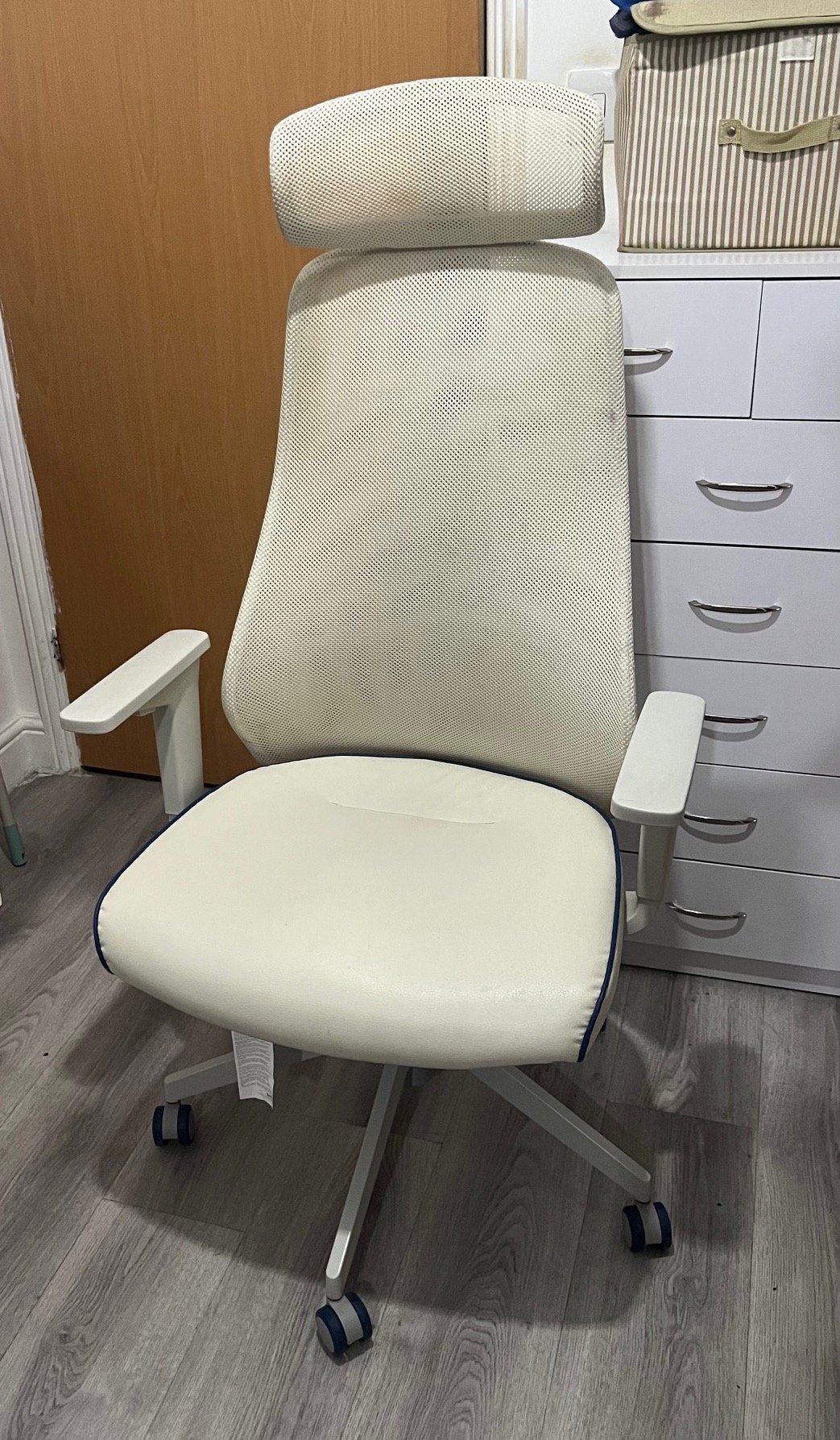 office chair IKEA MATCHSPEL Gaming chair, Bomstad light grey01IMG_0190